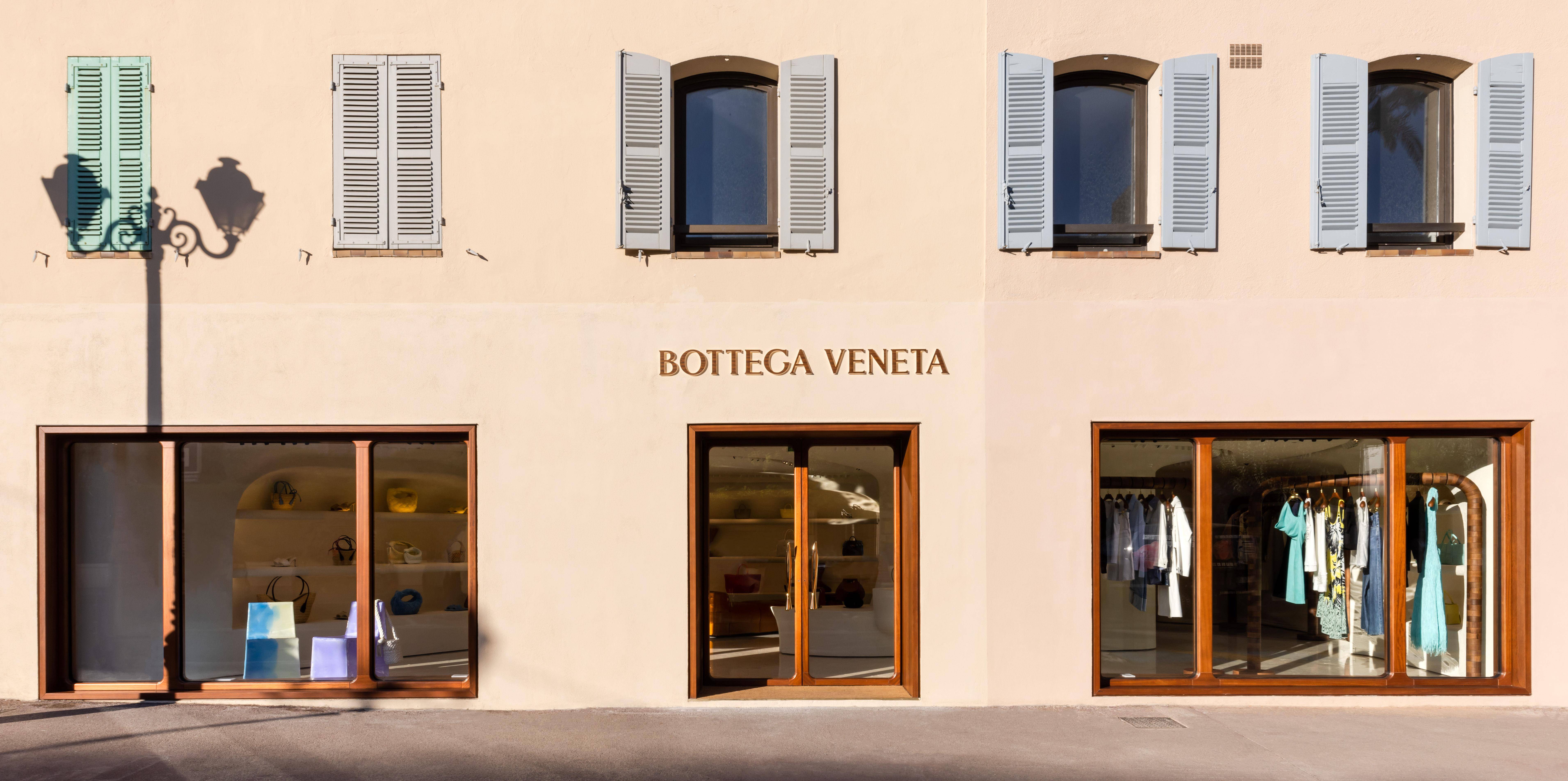 Kendall火辣摆拍行头洗版IG！BOTTEGA VENETA为度假打造拉菲草包、凉鞋 名人名流 图7张