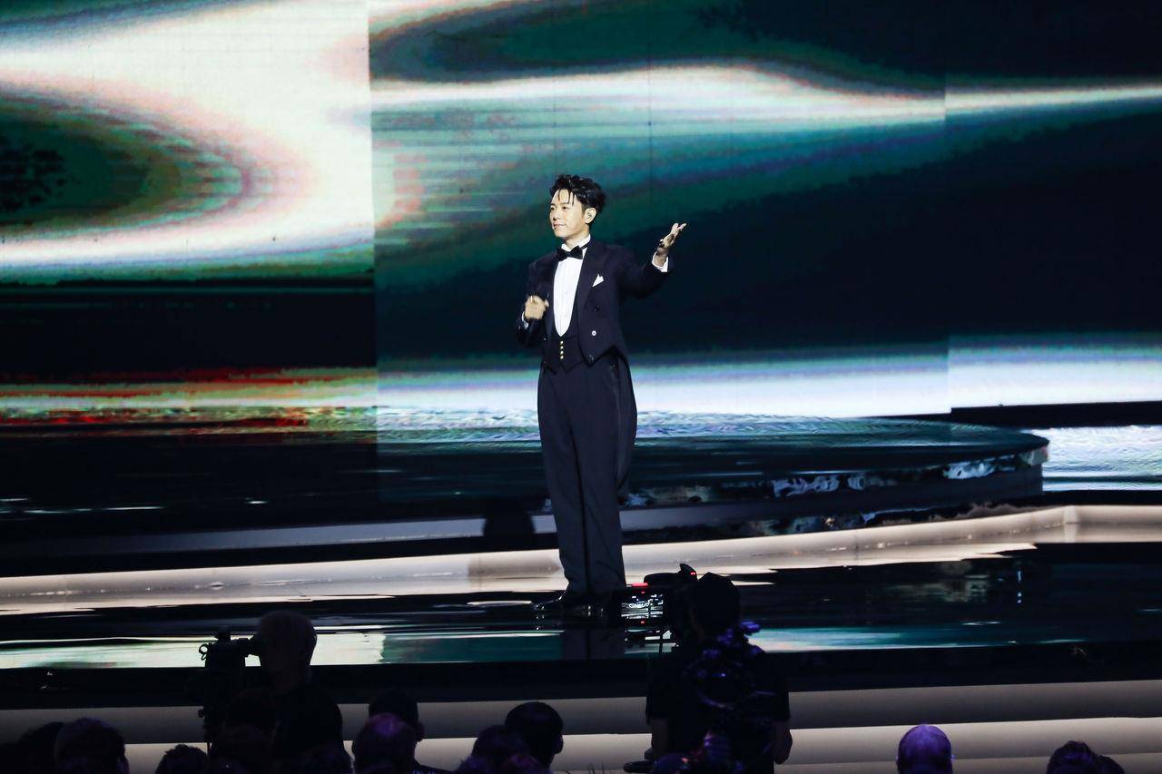 金曲时尚／韦礼安一晚换5套西装　光珠宝就高达1100万超华丽 时尚穿搭 图2张