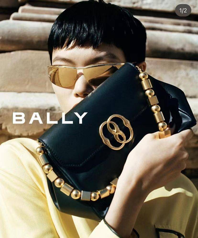 包・开箱／Bally新Logo超高级！Emblem缠绕8包款来袭、侯佩岑先入手 时尚穿搭 图2张