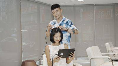 夏天头皮头发状况多!洗发精眉角这样挑 明星夯做“头皮瑜伽”