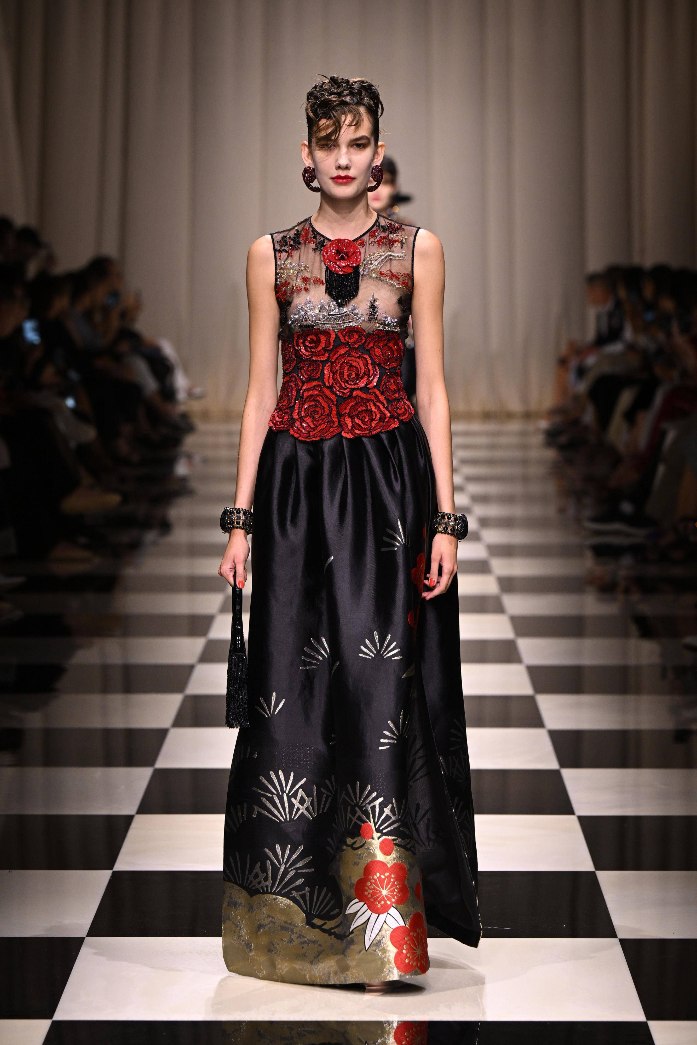巴黎高订周／BALENCIAGA压轴盔甲裙震撼秀场　杨紫琼、70岁传奇影后助阵 时尚穿搭 图8张