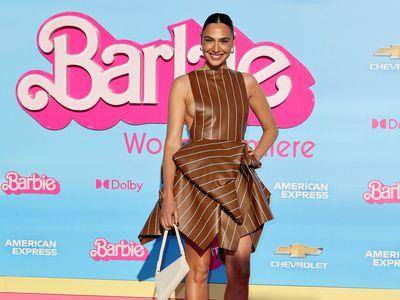 “神力女超人”侧胸轮廓全都露　火辣装扮强压“芭比”风头