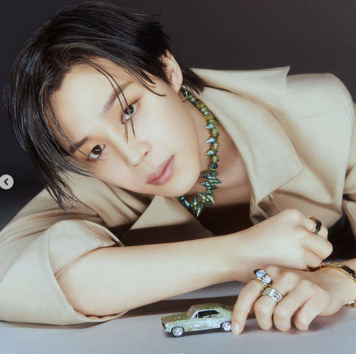 BTS Jimin机场带货！抢穿未发售的校园风“Dior Tears”男友力破表 名人名流 图1张