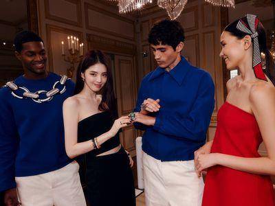 韩韶禧变“好奇宝宝”狂摸珠宝　小露纤腰配魔术方块项炼漾童心