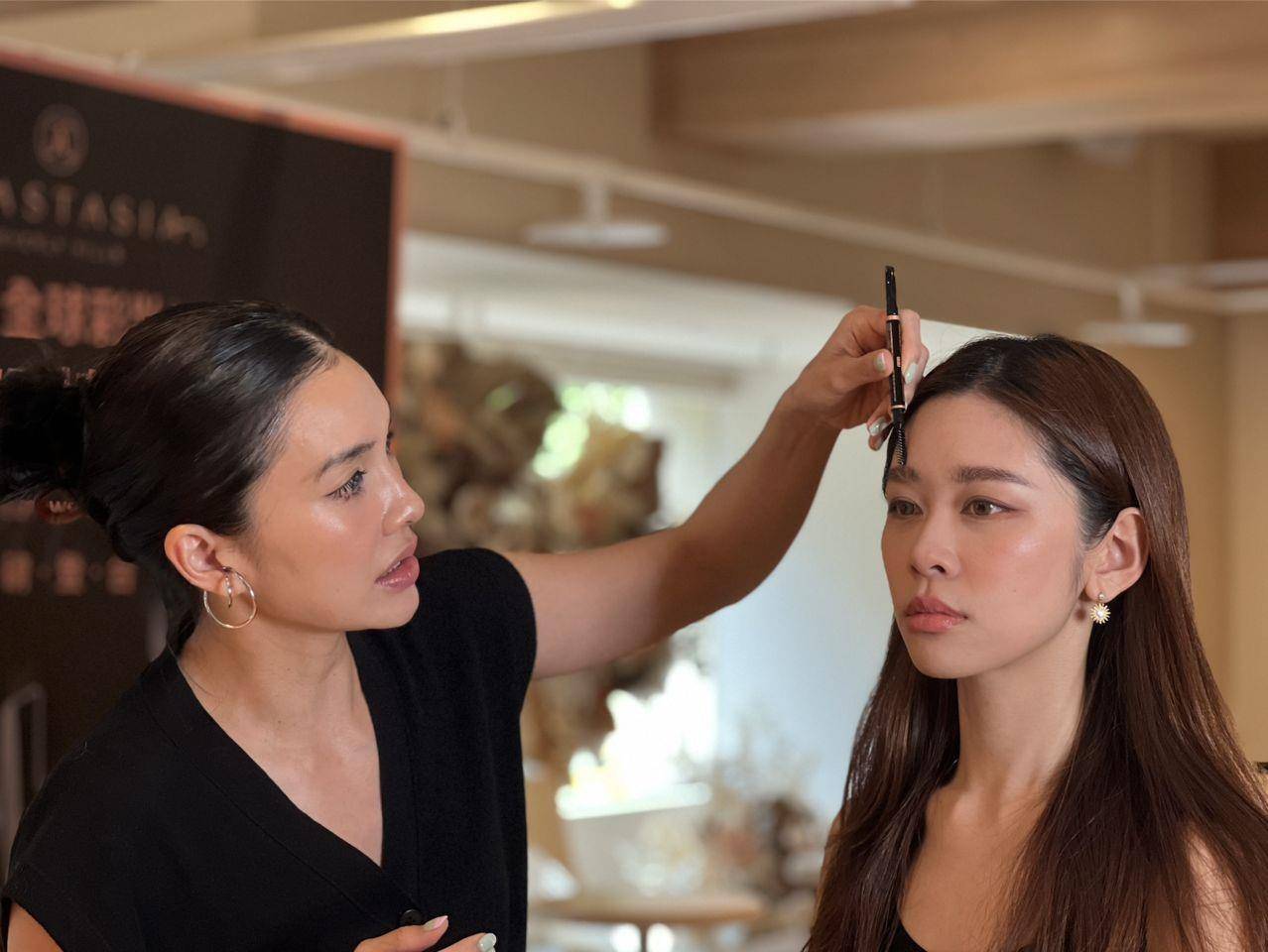 先框再填满完全超僵硬！自然感女团眉这样画就对　雾眉人也能有好精神 最新资讯 图2张