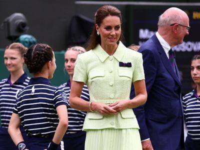 凯特王妃打折洋装美翻温布敦　给落泪球员“爱的抱抱”超暖
