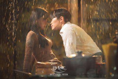 爱上就离不开！对水瓶座上瘾的“3大星座”，能激起双子的好胜心