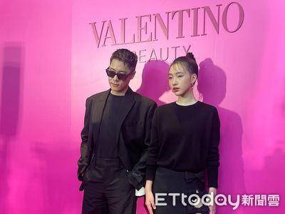 小S女儿许曦文穿高衩秀长腿、周汤豪每天换香水　站台美妆大呼紧张