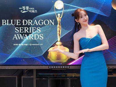 润娥露香肩美背造型如女神降临　小巧葫芦珠宝添可爱气息