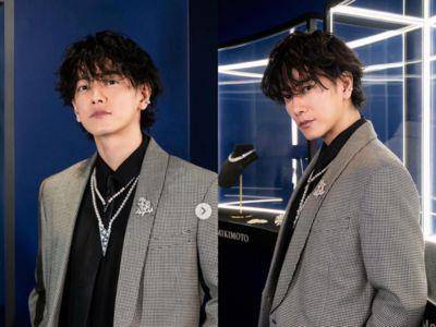 佐藤健叠戴珍珠项炼帅爆!生图一出网友全暴动:太离谱