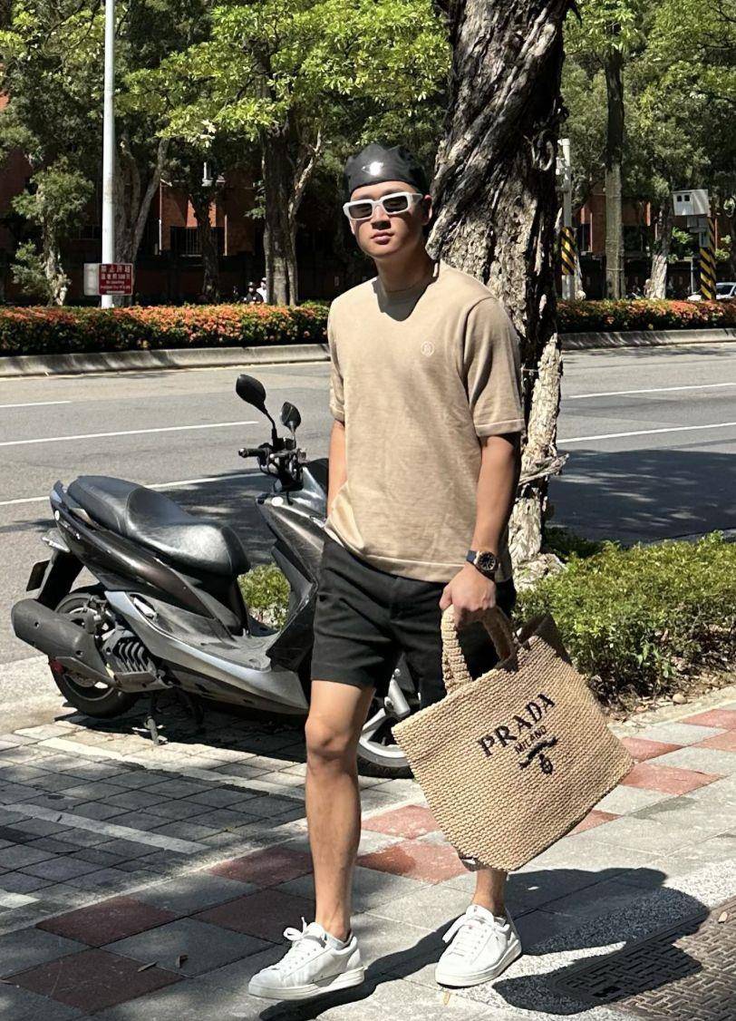 今夏“拉菲草编包”搜寻量暴增18倍！Somi、超模Gigi拎粉嫩Prada包有够甜 名人名流 图2张
