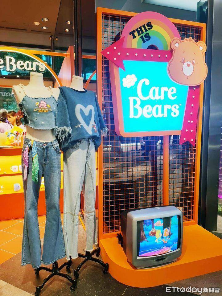 Care Bears快闪店首登台！超萌“彩虹熊墙”被拍爆、Y2K丹宁短上衣必抢 时尚穿搭 图3张
