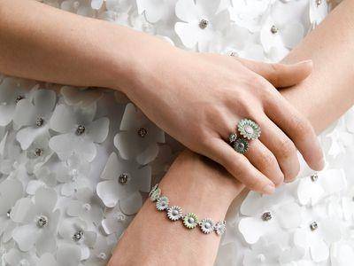 戴小雏菊珠宝减龄！　乔治杰生珐琅上色甜美极了