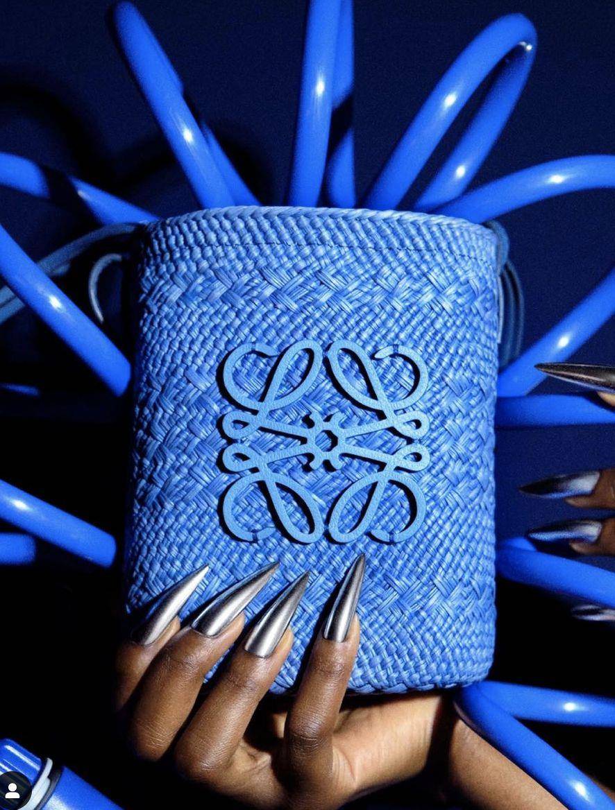 说・流行／Lyst 2023第二季排名大洗牌！Loewe拿双冠王、白背心引领静奢风 时尚穿搭 图1张