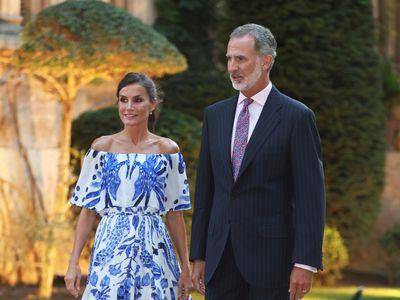 西班牙王后夏季狂秀二头肌　露肩印花装也有看头