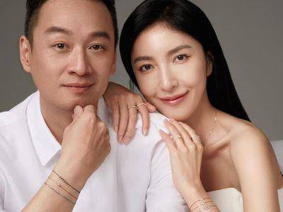 杨谨华老公甜吻她的手　她大方示爱“遇见你，是我的幸运”　　