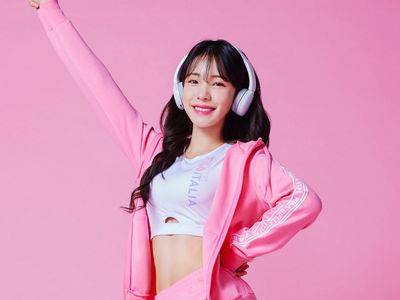 李多慧“情人节芭比粉造型”甜翻！　露纤腰搭FILA小白鞋比例超好