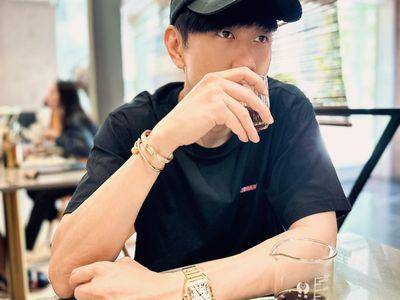 林俊杰喝咖啡亮300万　卡地亚经典表与手环戴好带满