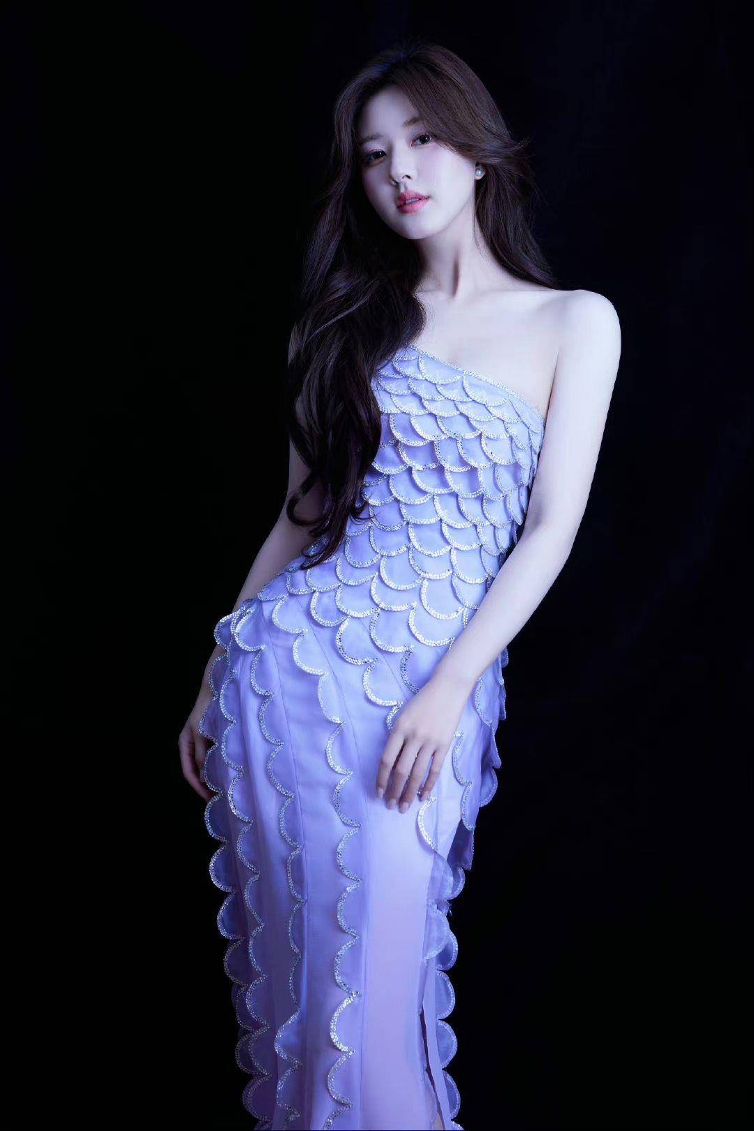 赵露思跳脱稚气！“美人鱼上岸”超仙紫色斜肩礼服闪出女神光 名人名流 图4张