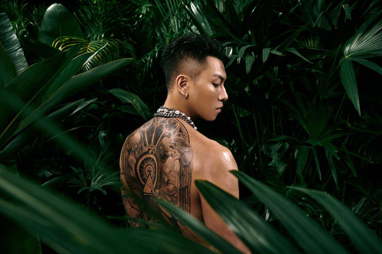 “行走费洛蒙”瘦子三点不露秀6块腹肌太MAN！粉丝想看又害羞大呼：有够帅 名人名流 图2张