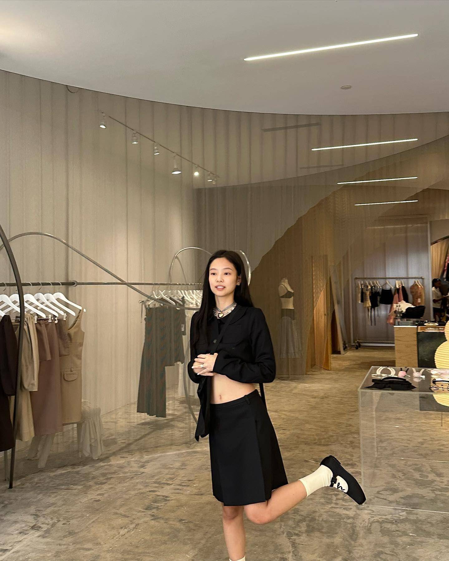 Jennie露马甲线挺华裔设计师　50万香奈儿金表也抢镜 奢侈品牌 图2张