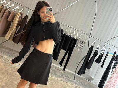 Jennie露马甲线挺华裔设计师　50万香奈儿金表也抢镜