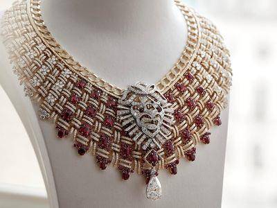 藏家买下1.7亿香奈儿狮子项炼大方借展　金高银戴的珠宝同场秀