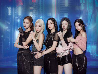 有娜露川字肌辗压ITZY团员　同戴G-SHOCK玫瑰金表又甜又辣