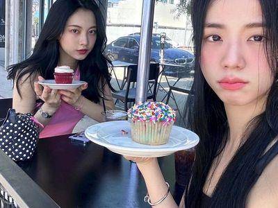 Jisoo戴卡地亚百万钻石耳环唱跳不怕掉　出游必备钉子手环