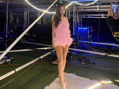 Jennie舞台装美背长腿齐发火辣辣　化身粉红芭比唱跳勾魂