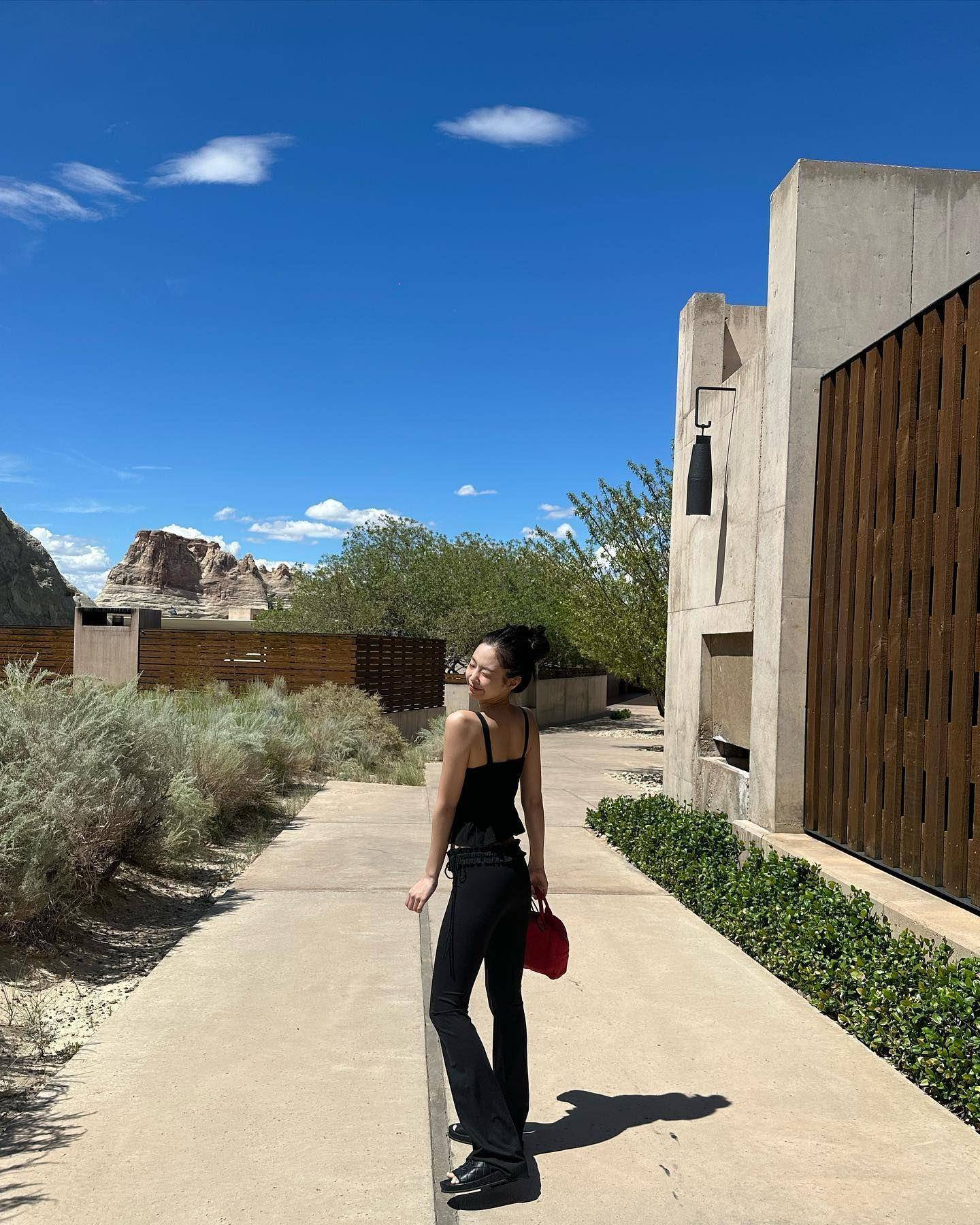 Jennie不怕大婶味鲨鱼夹伴游　小红包配小红鞋可爱指数激增 时尚穿搭 图2张