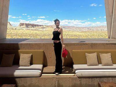 Jennie不怕大婶味鲨鱼夹伴游　小红包配小红鞋可爱指数激增