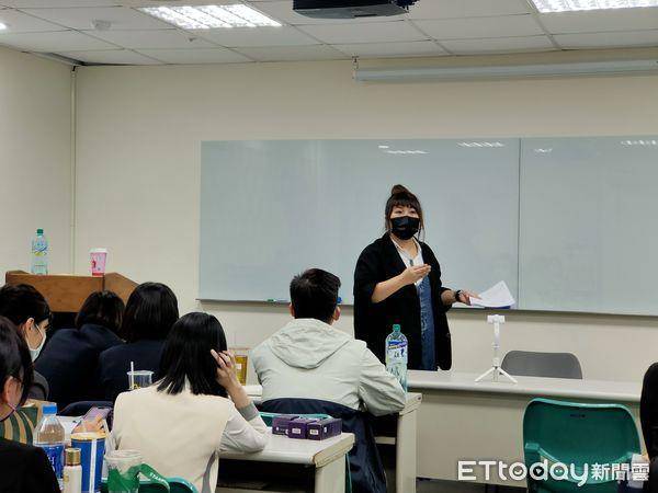 网红推手KK老师“手把手”教学　亲“揭”直播主爆红一关键 时尚穿搭 图4张