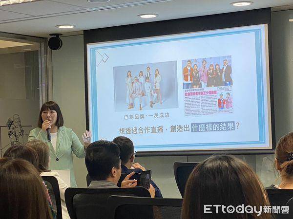 网红推手KK老师“手把手”教学　亲“揭”直播主爆红一关键 时尚穿搭 图7张