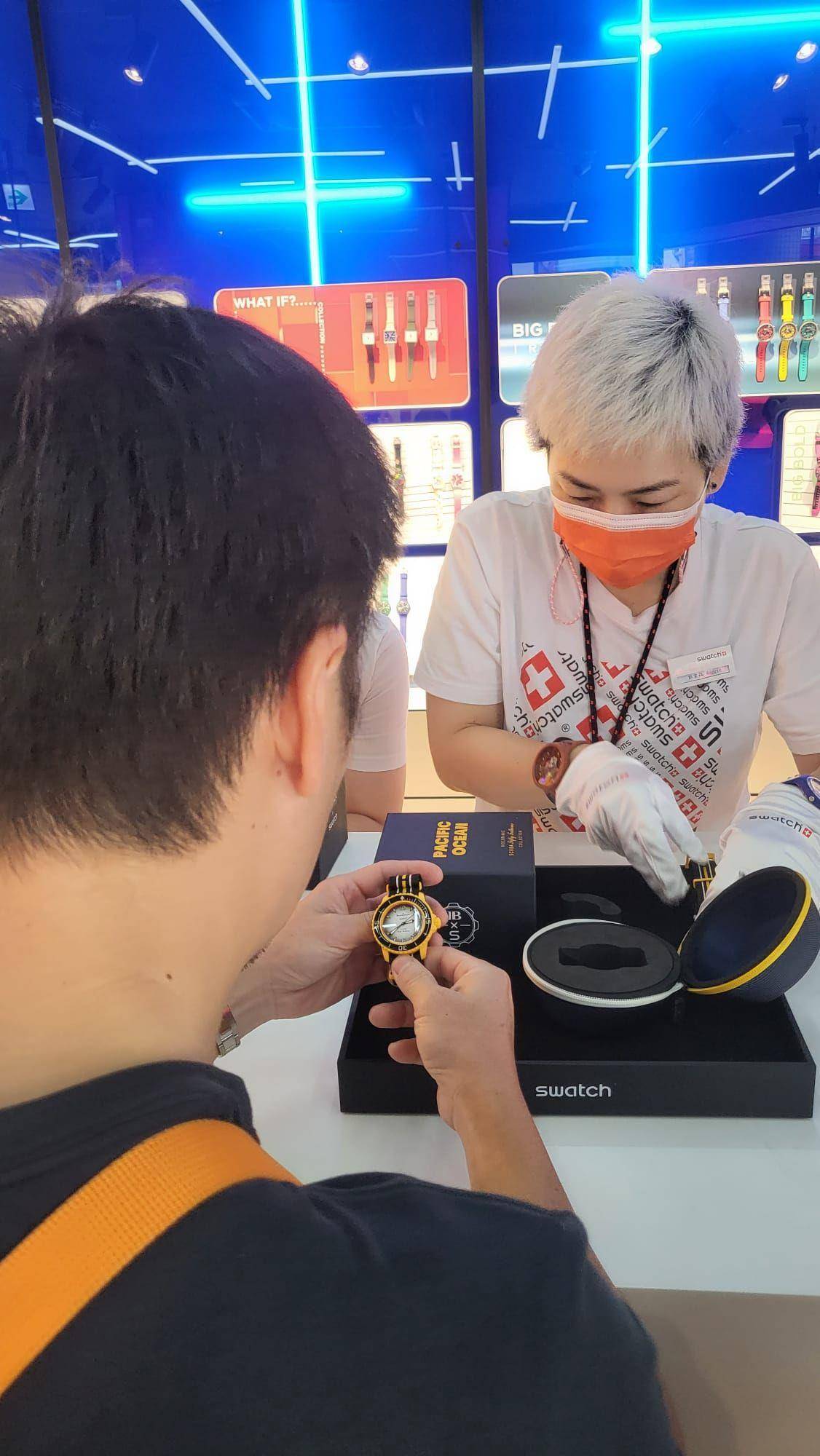 排44小时疯抢Swatch联名潜水表　最夯的竟不是“无辐射”款 最新资讯 图4张