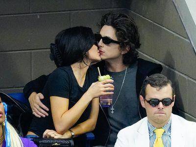 百亿富婆恋上“甜茶”拥吻放闪　74万卡地亚金表也抢镜