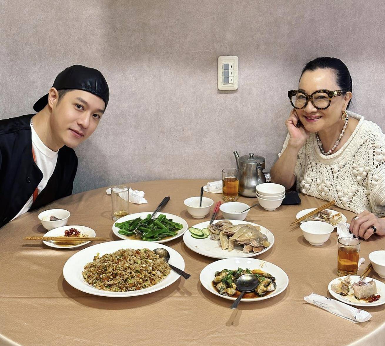 Ella“辣秀蛮腰马甲线”配新包！周汤豪自曝轻断食中　求问瘦身秘诀 时尚穿搭 图4张
