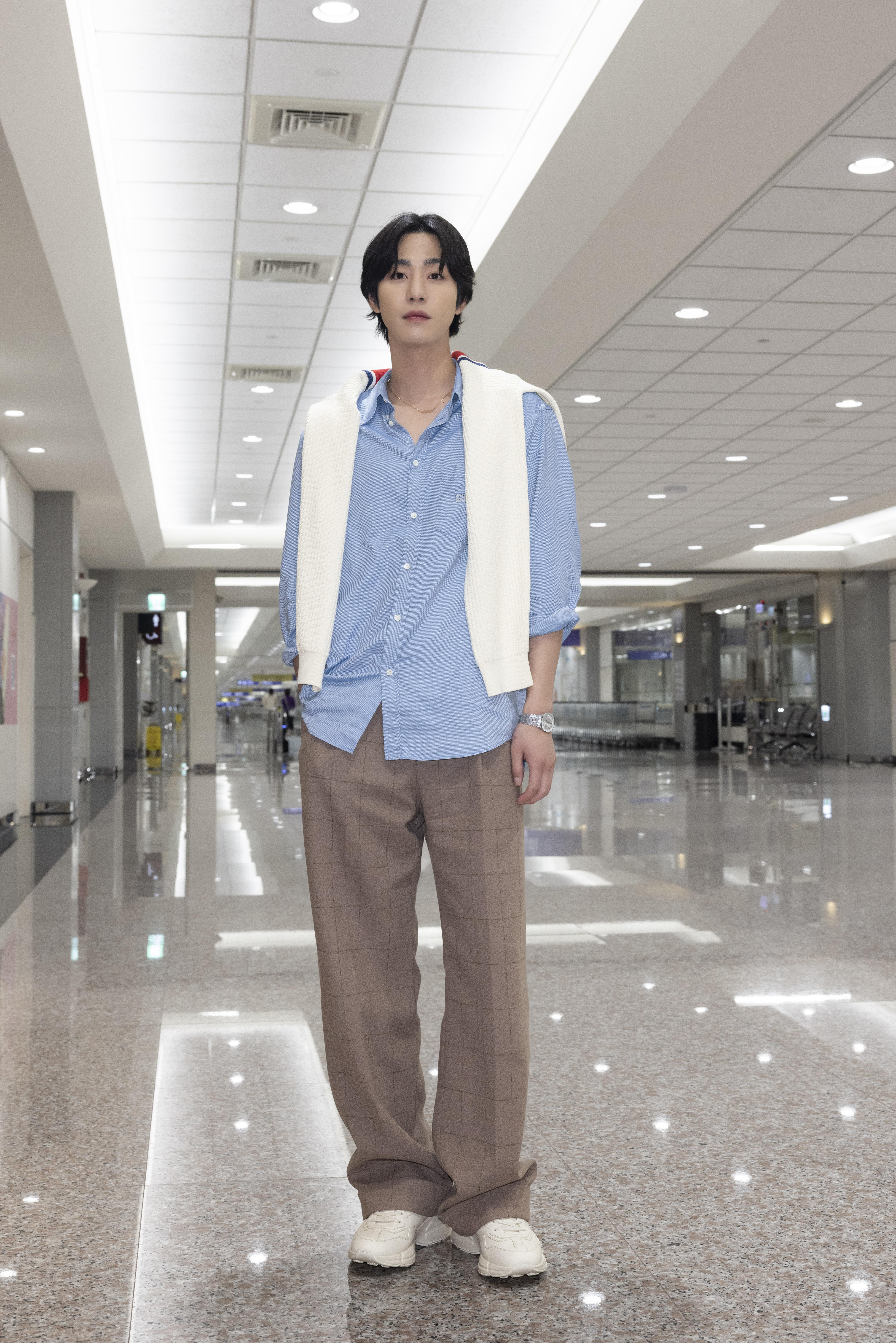 男神安孝燮再度访台为Gucci　蓝衬衫搭配格纹裤帅度破表 名人名流 图1张