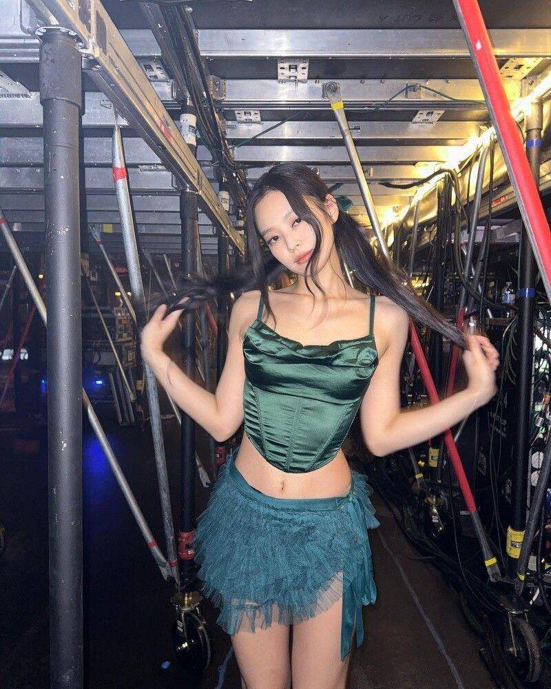 BLACKPINK全员穿上高辣鱼骨背心　下半年强势单品打造超美纯欲腰线 最新资讯 图3张
