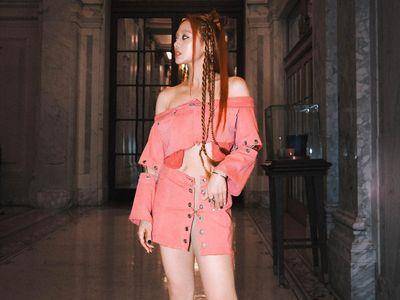 鬼鬼坏女孩造型辣到险走光　闯时装周性感指数破表