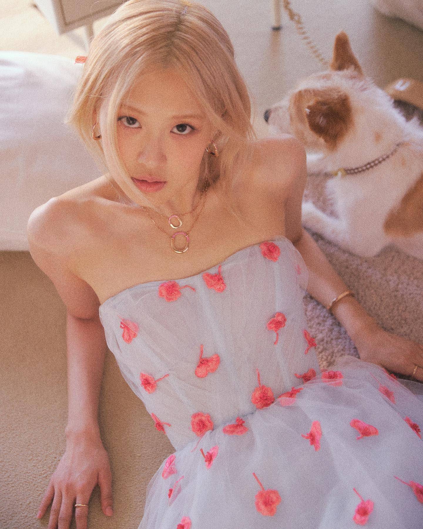 ROSÉ爱犬抢风头　眯眼萌样赢过仙气主人 时尚穿搭 图1张
