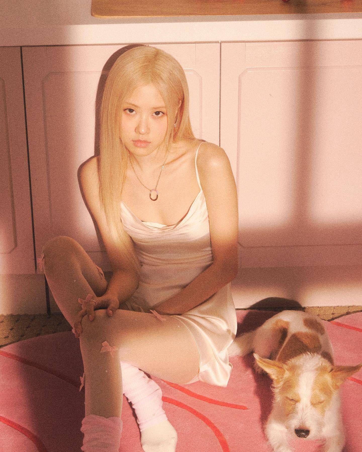 ROSÉ爱犬抢风头　眯眼萌样赢过仙气主人 时尚穿搭 图2张
