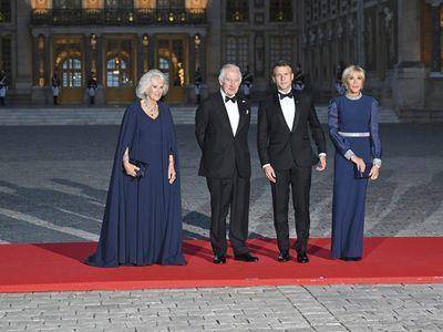 英王后卡蜜拉Dior飘逸高订服上身　网赞“76岁状态超棒”