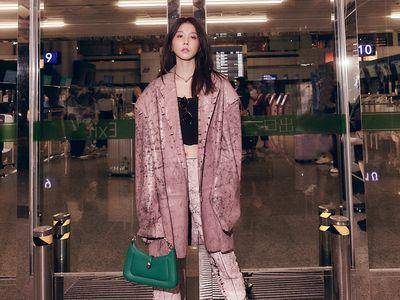 邵雨薇叛逆尖刺装登机　配宝格丽包又帅又辣