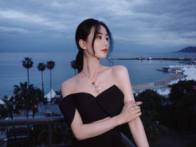 刘诗诗露香肩配金鱼珠宝好俏皮　爱牌活泼设计在台曝光