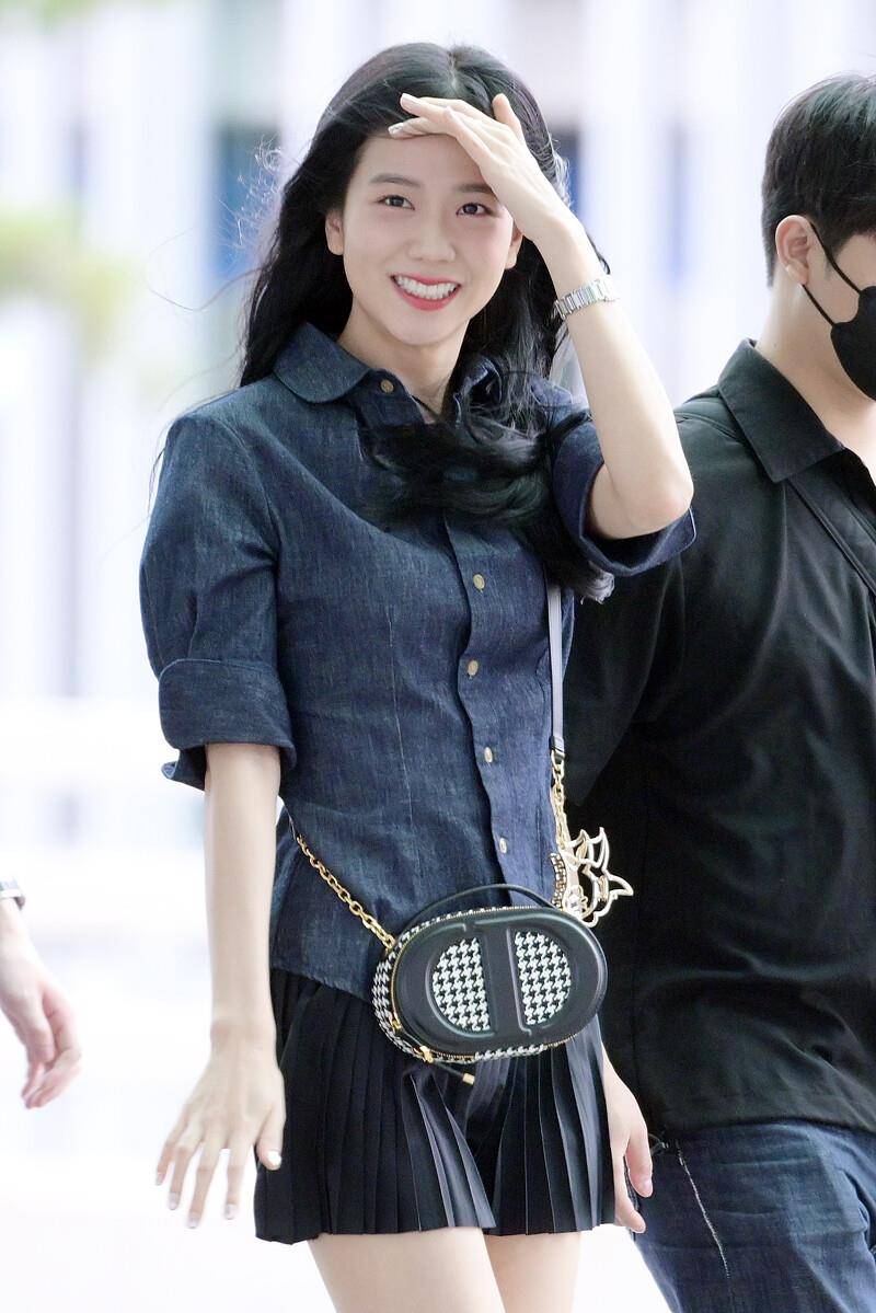 Jisoo机场背“DIOR相机包”可爱必收　秋冬大包舒淇同款编织烧翻网友 时尚穿搭 图14张