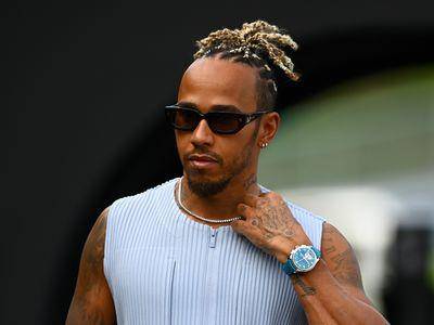 赛车手汉米尔顿就爱高调IWC　戴573万陀飞轮表踩街