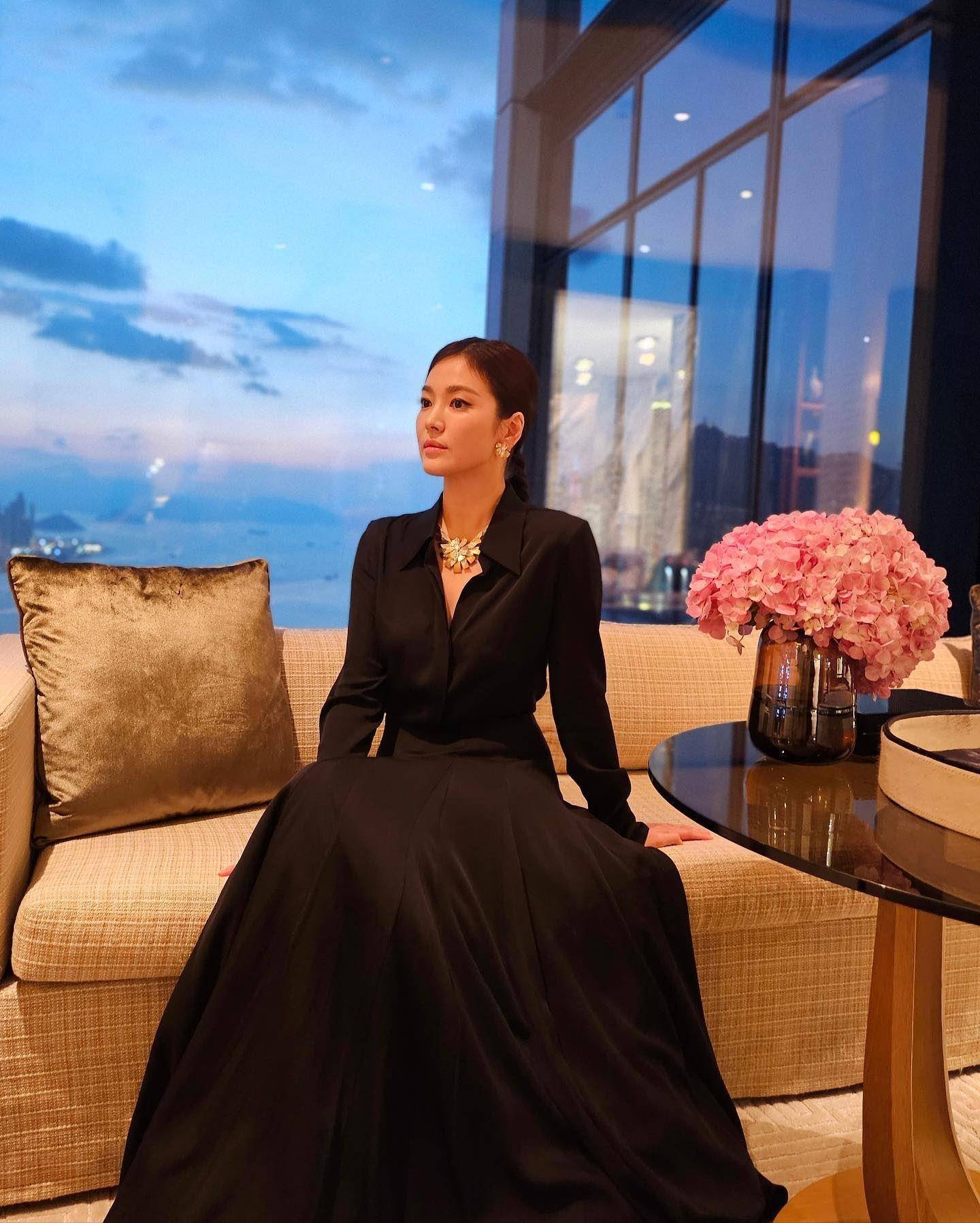 宋慧乔一个斜倚pose美晕粉丝　极简黑装藏不住女神气势 时尚穿搭 图2张