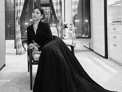 宋慧乔一个斜倚pose美晕粉丝　极简黑装藏不住女神气势