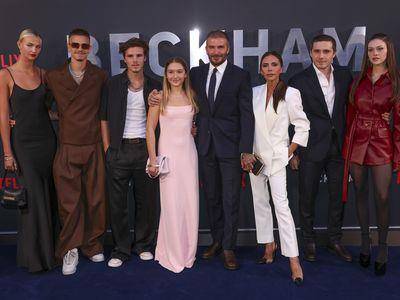 贝克汉眼神停在粉红佳人身上　幺女卡C位秀优雅品味